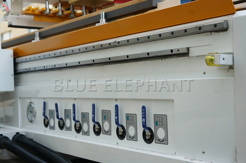 自動(dòng)貼標(biāo)直排換刀帶排鉆加工中心